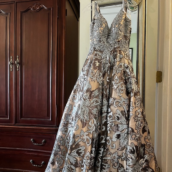 Neutral color prom dress - Picture 2 of 6